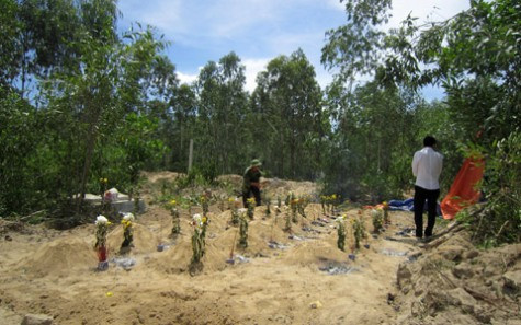 Khoảng 40 ngôi mộ vô danh đã được phát hiện và cất bốc đến một vị trí khác Khoảng 40 ngôi mộ vô danh đã được phát hiện và cất bốc đến một vị trí khác