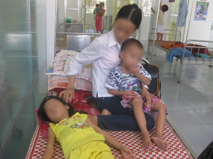 Chỉ vì có tính máu ghen vô cớ mà Ph xuýt nữa đã giết chết mình và 4 người con vô tội (Ph và con đang điều trị tại Bệnh viện Đa khoa Yên Thành) Chỉ vì có tính máu ghen vô cớ mà Ph xuýt nữa đã giết chết mình và 4 người con vô tội (Ph và con đang điều trị tại Bệnh viện Đa khoa Yên Thành)