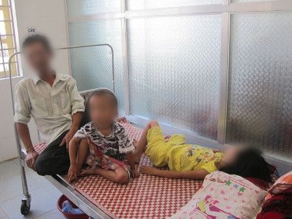 Biết vợ có tính hay ghen vô cớ nhưng anh T vẫn không tin sự việc mà vợ mình vừa mới gây ra (anh T đang chăm sóc vợ con tại Bệnh viện Đa khoa huyện Yên Thành) Biết vợ có tính hay ghen vô cớ nhưng anh T vẫn không tin sự việc mà vợ mình vừa mới gây ra (anh T đang chăm sóc vợ con tại Bệnh viện Đa khoa huyện Yên Thành)