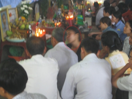 Một phụ nữ bi vong nhập (trong vòng tròn đỏ) tại một trung tâm ngoại cảm tại huyện Nam Đàn, Nghệ An (ảnh chụp tháng 7/2011)