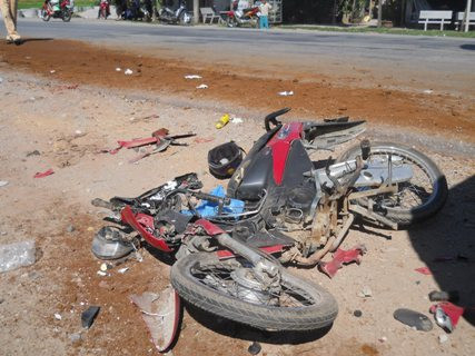 Chiếc xe máy bị xe tải cán nát Chiếc xe máy bị xe tải cán nát