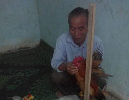 Ông Hiệu người lớn tuổi nhất nhà đang chuẩn bị cắt tiết gà để làm lễ tết Grơ của đồng bào dân tộc Khơ Mú (ảnh Xuân Hòa) Ông Hiệu người lớn tuổi nhất nhà đang chuẩn bị cắt tiết gà để làm lễ tết Grơ của đồng bào dân tộc Khơ Mú (ảnh Xuân Hòa)