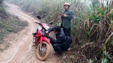 Một giáo viên trên đường vào trường xe bị ngã hư nên phải dừng lại sửa (ảnh Xuân Hòa) Một giáo viên trên đường vào trường xe bị ngã hư nên phải dừng lại sửa (ảnh Xuân Hòa)