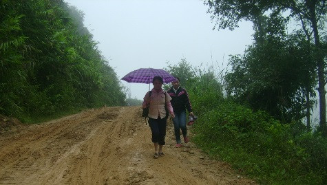 Những ngày gần tết Nguyên đán người phụ nữ Tày Pọong lại đi chợ để sắm đồ tết (ảnh Xuân Hòa)
