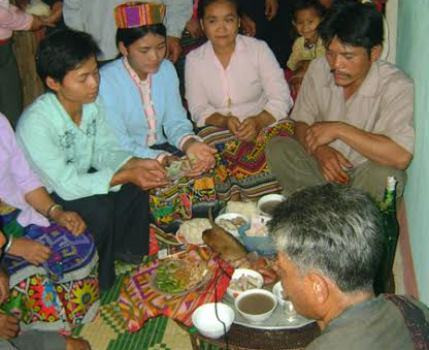 Người Ơ Đu đang xem chân gà ngày tết Chăm Phtrong tại nhà cộng đồng (ảnh CT) Người Ơ Đu đang xem chân gà ngày tết Chăm Phtrong tại nhà cộng đồng (ảnh CT)