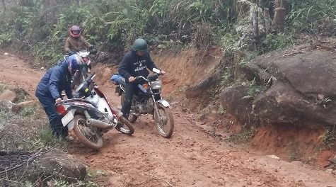 Do đường đi lại khó khăn nên việc các giáo viên trên đường vào trường bị ngã xe là chuyện thường ngày (ảnh Xuân Hòa) Do đường đi lại khó khăn nên việc các giáo viên trên đường vào trường bị ngã xe là chuyện thường ngày (ảnh Xuân Hòa)