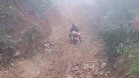 Nhiều đoạn đường đã bị nước mưa khoét sâu nhìn như một rãnh suối với đầy đá trơ giữa lòng đường rất nguy hiểm (ảnh Xuân Hòa) Nhiều đoạn đường đã bị nước mưa khoét sâu nhìn như một rãnh suối với đầy đá trơ giữa lòng đường rất nguy hiểm (ảnh Xuân Hòa)