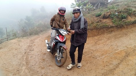 Thầy Lê Viết Minh - Hiệu trưởng Trường Tiểu học Tri Lễ 4 đang nộp phí qua cầu do người dân tự làm bắc qua khe suối sâu (ảnh Xuân Hòa) Thầy Lê Viết Minh - Hiệu trưởng Trường Tiểu học Tri Lễ 4 đang nộp phí qua cầu do người dân tự làm bắc qua khe suối sâu (ảnh Xuân Hòa)