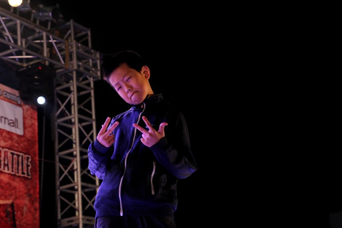 Một “thần đồng” Hip hop nhỏ tuổi xin tự lên sân khấu thực hiện màn Hip hop của riêng mình. Một “thần đồng” Hip hop nhỏ tuổi xin tự lên sân khấu thực hiện màn Hip hop của riêng mình.