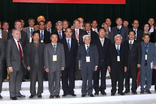 GS Ngô Bảo Châu cùng lãnh đạo Đảng, Nhà nước, Bộ Giáo dục và các giáo sư, nhà khoa học hàng đầu Việt Nam và thế giới trong ngày ra mắt Viện nghiên cứu về Toán. Ảnh Xuân Trung GS Ngô Bảo Châu cùng lãnh đạo Đảng, Nhà nước, Bộ Giáo dục và các giáo sư, nhà khoa học hàng đầu Việt Nam và thế giới trong ngày ra mắt Viện nghiên cứu về Toán. Ảnh Xuân Trung