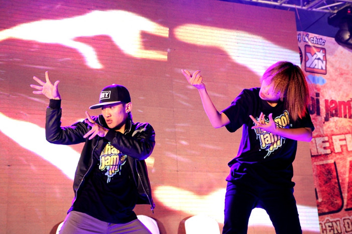 Đến với Hanoi Jam All Style Battle – The Final Jam, khán giả không những được tận hưởng không gian giao lưu văn hóa Hip Hop cực kì trẻ trung, cuồng nhiệt mà còn được cùng đắm mình trong âm nhạc Hip Hop “bốc lửa” của DJ B2 và các nghệ sĩ graffiti. Đến với Hanoi Jam All Style Battle – The Final Jam, khán giả không những được tận hưởng không gian giao lưu văn hóa Hip Hop cực kì trẻ trung, cuồng nhiệt mà còn được cùng đắm mình trong âm nhạc Hip Hop “bốc lửa” của DJ B2 và các nghệ sĩ graffiti.