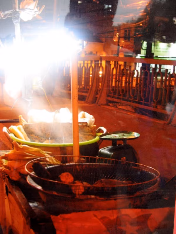 Buổi đêm, Hà Nội chìm vào giấc ngủ thì những người bán đồ ăn đêm di động lại bắt đầu ngày làm việc mới.