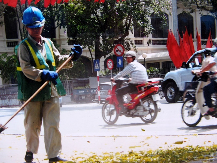 Hà Nội cũng đẹp lắm với hình ảnh người lao công quét rác hàng ngày. Hà Nội cũng đẹp lắm với hình ảnh người lao công quét rác hàng ngày.