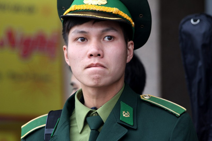 Vẻ mặt đăm chiêu của một chàng lính trước cửa Bến xe Mỹ Đình khi đang chờ bạn. Vẻ mặt đăm chiêu của một chàng lính trước cửa Bến xe Mỹ Đình khi đang chờ bạn.