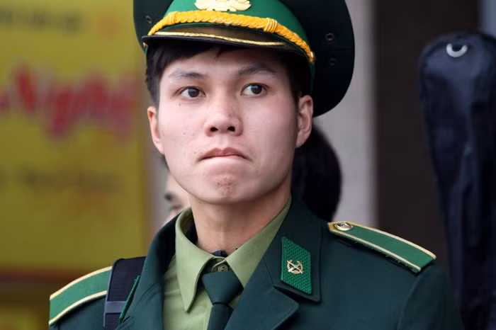 Vẻ mặt đăm chiêu của một chàng lính trước cửa Bến xe Mỹ Đình khi đang chờ bạn.