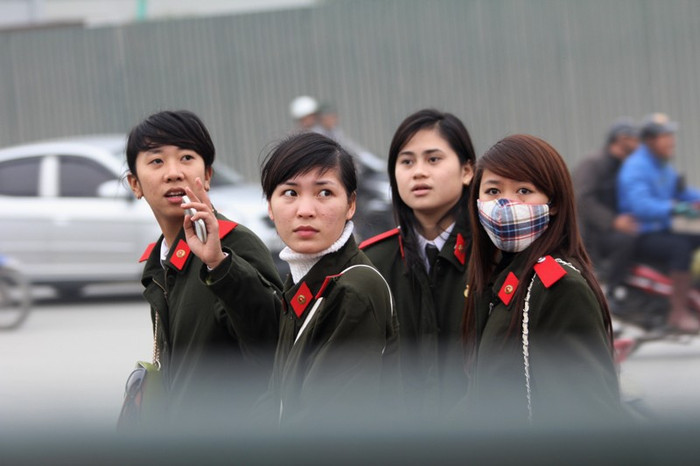 Chờ đợi các chuyến xe để về quê. Chờ đợi các chuyến xe để về quê.