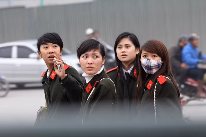 Chờ đợi các chuyến xe để về quê.