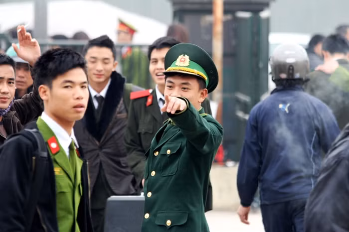 Lính biên phòng chỉ đường cho đồng đội.