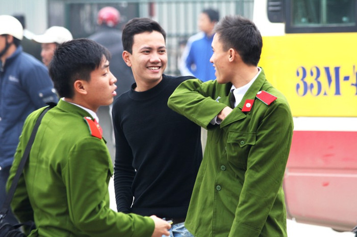 Niềm vui và nhiều cảm xúc khi lưu luyến chia tay bạn để lên đường về quê. Niềm vui và nhiều cảm xúc khi lưu luyến chia tay bạn để lên đường về quê.