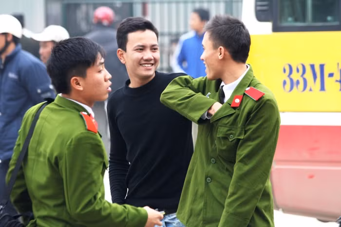 Niềm vui và nhiều cảm xúc khi lưu luyến chia tay bạn để lên đường về quê.