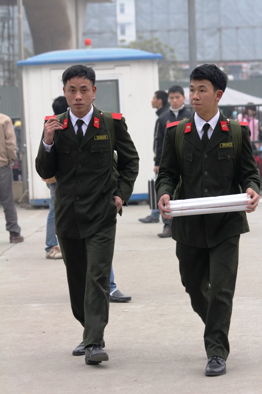 Những chàng trai an ninh nhanh bước ra xe để về quê ăn Tết. Những chàng trai an ninh nhanh bước ra xe để về quê ăn Tết.