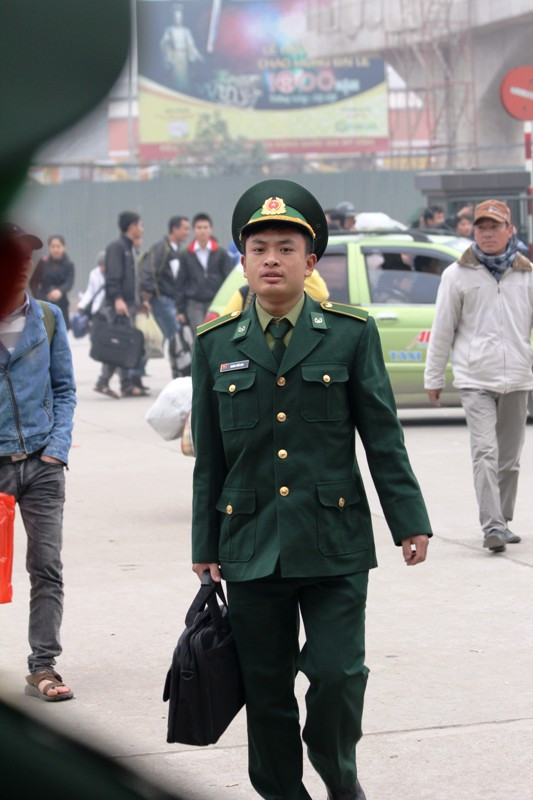 Tác phong nghiêm trang của một người lính khi gặp đồng đội. Tác phong nghiêm trang của một người lính khi gặp đồng đội.