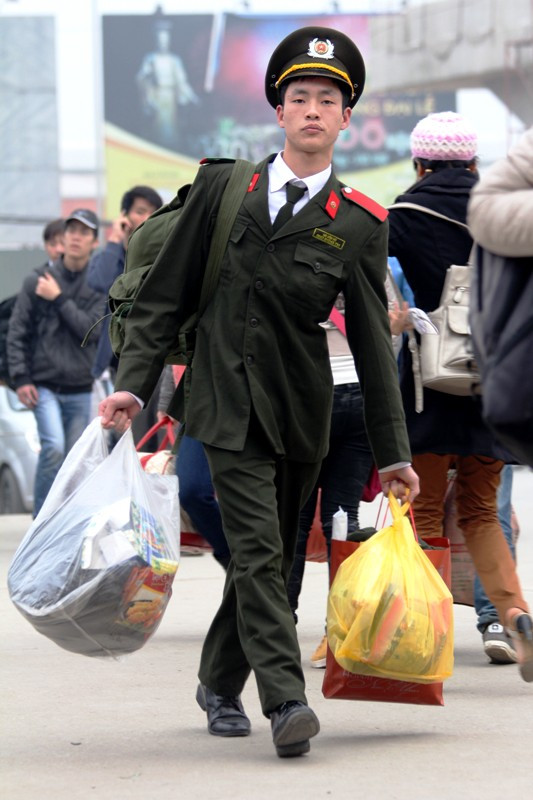 Cũng đồ đạc, quà lỉnh kỉnh xách về quê ăn Tết. Cũng đồ đạc, quà lỉnh kỉnh xách về quê ăn Tết.