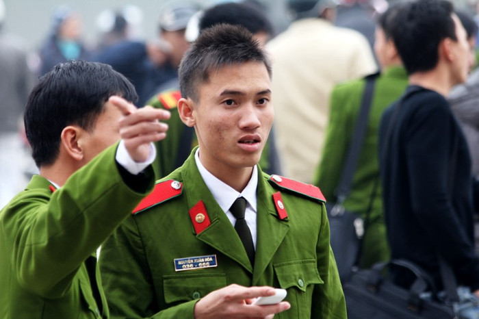 Ngày nghỉ phép tuy ngắn nhưng anh chàng “lính sinh viên” này tranh thủ mua chút quà về tặng gia đình nhân dịp năm mới. Ngày nghỉ phép tuy ngắn nhưng anh chàng “lính sinh viên” này tranh thủ mua chút quà về tặng gia đình nhân dịp năm mới.