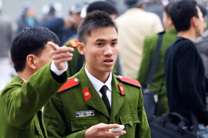 Ngày nghỉ phép tuy ngắn nhưng anh chàng “lính sinh viên” này tranh thủ mua chút quà về tặng gia đình nhân dịp năm mới.