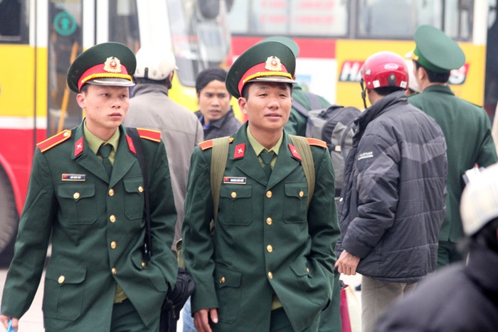 Sau những tháng ngày học tập và rèn luyện trong quân ngũ, đây là dịp những anh chàng “lính sinh viên” được đơn vị cho nghỉ phép về quê ăn Tết cùng gia đình. Sau những tháng ngày học tập và rèn luyện trong quân ngũ, đây là dịp những anh chàng “lính sinh viên” được đơn vị cho nghỉ phép về quê ăn Tết cùng gia đình.