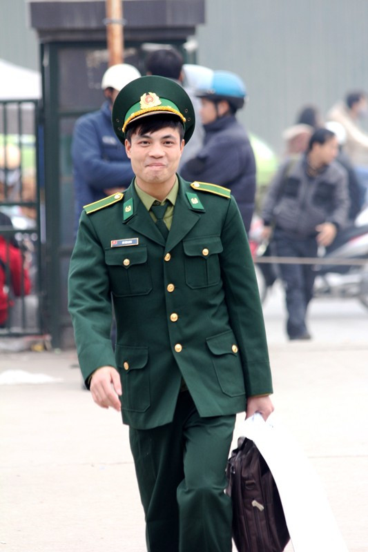 Nụ cười tươi trên môi khi được ăn Tết tại gia đình. Nụ cười tươi trên môi khi được ăn Tết tại gia đình.