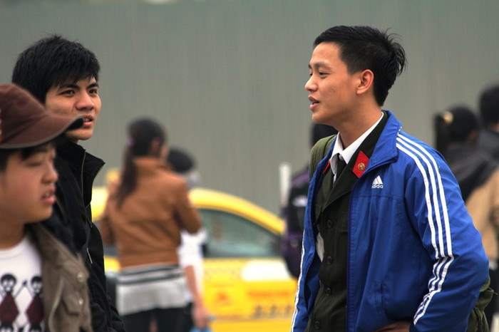 Tranh thủ trò chuyện với bạn trong khi đợi giờ xe chạy. Tranh thủ trò chuyện với bạn trong khi đợi giờ xe chạy.