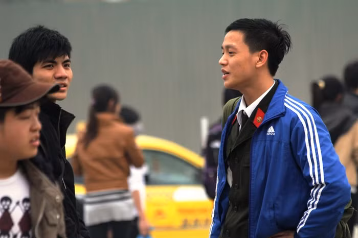 Tranh thủ trò chuyện với bạn trong khi đợi giờ xe chạy.