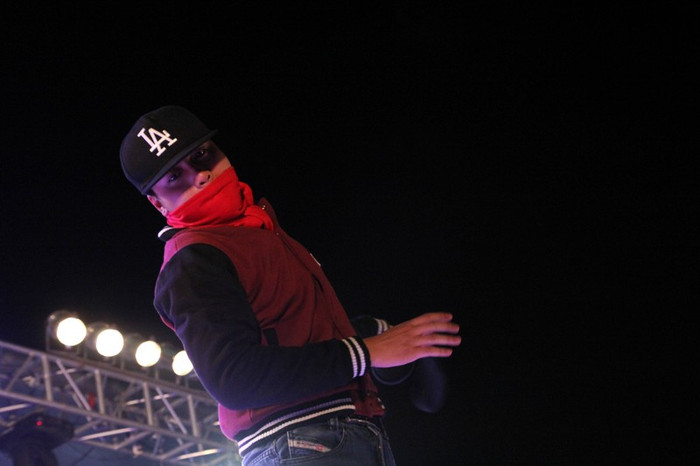 Một chiêu đánh lừa thị giác người xem khi tay Hip hop bịt mặt thực hiện màn Hip hop của mình. Một chiêu đánh lừa thị giác người xem khi tay Hip hop bịt mặt thực hiện màn Hip hop của mình.
