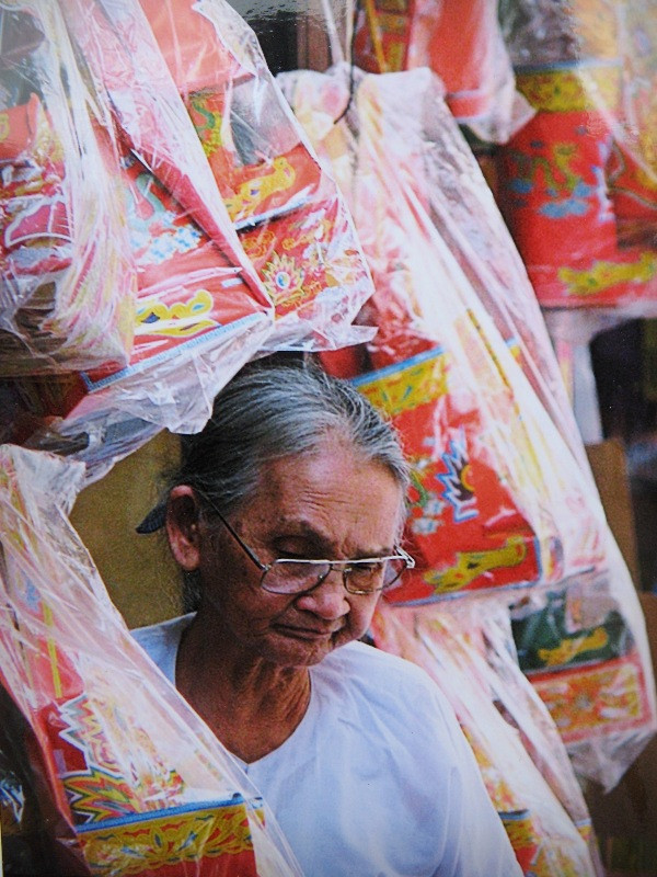 Hà Nội nổi tiếng với phố Hàng Mã bán những đồ thờ cúng vào những dịp lễ tết, hình ảnh này rất quen thuộc nhưng dưới góc nhìn của sinh viên được trở nên lạ hơn. Hà Nội nổi tiếng với phố Hàng Mã bán những đồ thờ cúng vào những dịp lễ tết, hình ảnh này rất quen thuộc nhưng dưới góc nhìn của sinh viên được trở nên lạ hơn.