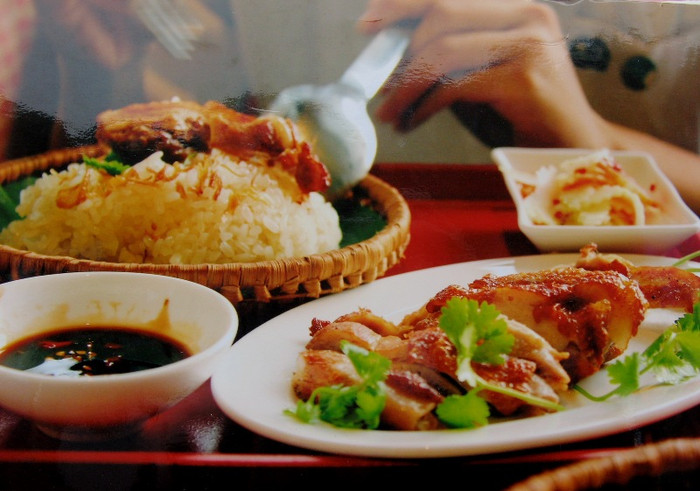 Hà Nội đẹp đơn giản chỉ là nắm xôi, đĩa thịt rang ăn cùng. Hà Nội đẹp đơn giản chỉ là nắm xôi, đĩa thịt rang ăn cùng.