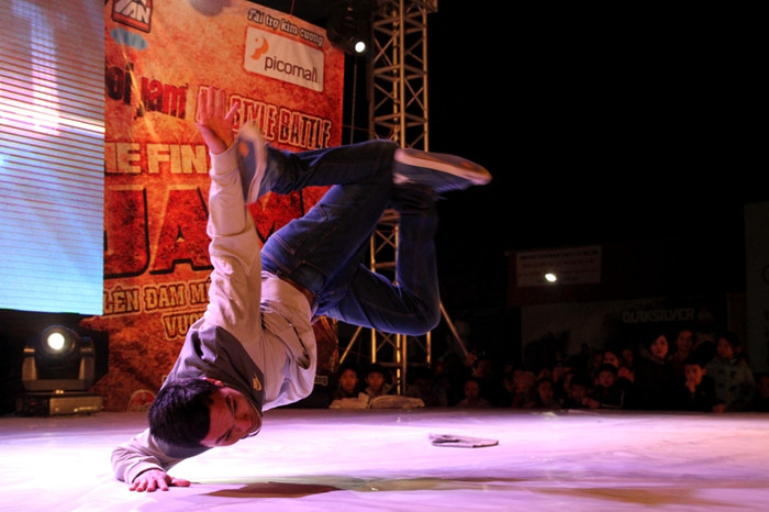 Thành viên Ban giám khảo, tay Hip hop Bboy Linh 3T (Trở về từ giải đấu quốc tế Redbull BC one tháng 11 vừa qua) không giấu nổi niềm vui khi cũng chung vui với một tiết mục nhảy hiện đại. Thành viên Ban giám khảo, tay Hip hop Bboy Linh 3T (Trở về từ giải đấu quốc tế Redbull BC one tháng 11 vừa qua) không giấu nổi niềm vui khi cũng chung vui với một tiết mục nhảy hiện đại.
