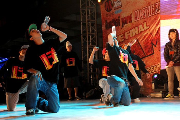 Điệu nhảy “say” hòa với nhịp điệu Hip hop. Điệu nhảy “say” hòa với nhịp điệu Hip hop.