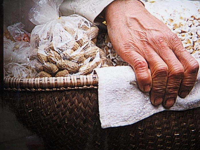 Bàn tay chai sạm và chiếc rổ đựng đầy lạc của một người bán hàng rong khiến ai xem cũng cảm động. Bàn tay chai sạm và chiếc rổ đựng đầy lạc của một người bán hàng rong khiến ai xem cũng cảm động.