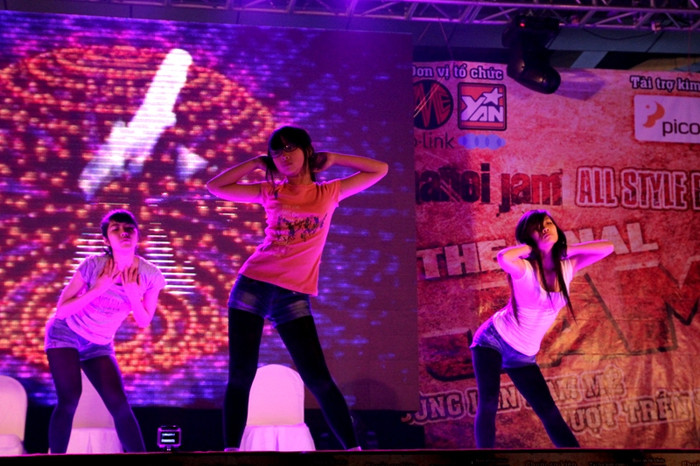 Màn mở đầu Hanoi Jam All Style Battle – The Final Jam đầy bốc lửa đến từ những bạn trẻ hà thành. Đây là cuộc thi Hip hop toàn thành phố Hà Nội. Màn mở đầu Hanoi Jam All Style Battle – The Final Jam đầy bốc lửa đến từ những bạn trẻ hà thành. Đây là cuộc thi Hip hop toàn thành phố Hà Nội.