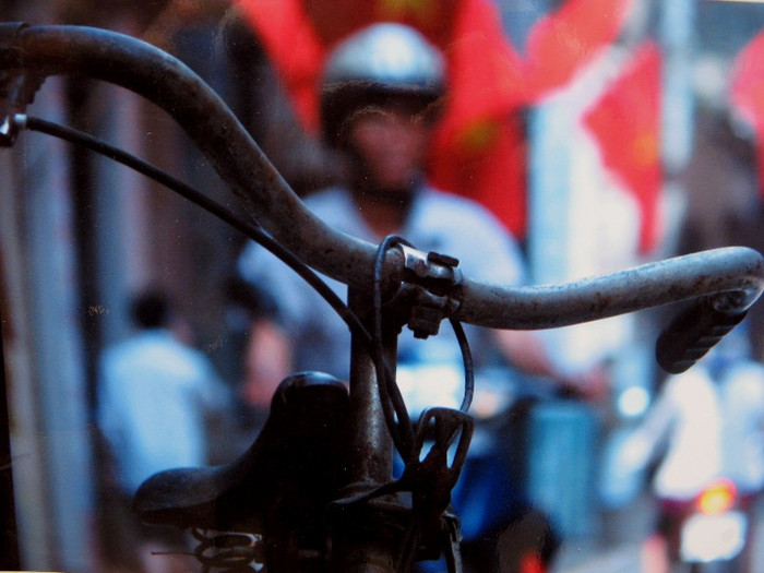 Chỉ là một khung chiếc xe đạp cũ kĩ nhưng với con mắt tinh ý của sinh viên ĐH FPT, hình ảnh này gợi lên nhiều ký ức của phố phường Hà Nội cổ xưa. Chỉ là một khung chiếc xe đạp cũ kĩ nhưng với con mắt tinh ý của sinh viên ĐH FPT, hình ảnh này gợi lên nhiều ký ức của phố phường Hà Nội cổ xưa.