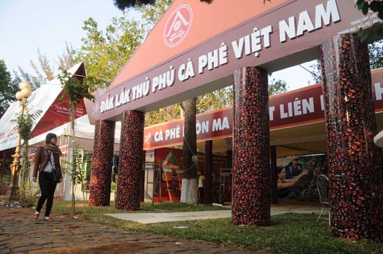 Hội chợ triển lãm chuyên ngành cà phê và sản phẩm thương hiệu Việt là không gian chính của Lễ hội, nơi tập hợp các hoạt động giới thiệu, giao lưu của ngành cà-phê, giữa các doanh nghiệp trong ngành cà-phê với các sản phẩm phụ trợ, một không gian mở kết hợp văn hóa cà-phê với khung cảnh thiên nhiên. Hội chợ triển lãm chuyên ngành cà phê và sản phẩm thương hiệu Việt là không gian chính của Lễ hội, nơi tập hợp các hoạt động giới thiệu, giao lưu của ngành cà-phê, giữa các doanh nghiệp trong ngành cà-phê với các sản phẩm phụ trợ, một không gian mở kết hợp văn hóa cà-phê với khung cảnh thiên nhiên.