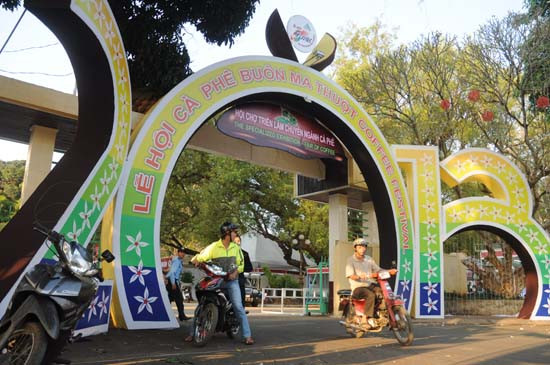 Ngày 9/3, tại thành phố Buôn Ma Thuột, nơi được mệnh danh là "Thủ phủ cà phê" của Việt Nam, UBND tỉnh Đắk Lắk phối hợp cùng với các Bộ, ngành Trung ương tổ chức Lễ hội cà phê Buôn Ma Thuột lần thứ 4 năm 2013, với chủ đề “Cà phê Buôn Ma Thuột liên kết, phát triển”. Ngày 9/3, tại thành phố Buôn Ma Thuột, nơi được mệnh danh là "Thủ phủ cà phê" của Việt Nam, UBND tỉnh Đắk Lắk phối hợp cùng với các Bộ, ngành Trung ương tổ chức Lễ hội cà phê Buôn Ma Thuột lần thứ 4 năm 2013, với chủ đề “Cà phê Buôn Ma Thuột liên kết, phát triển”.