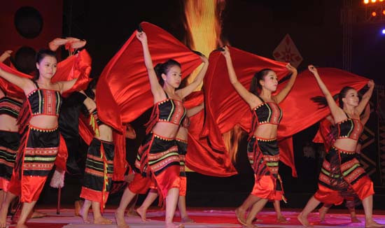 Chương trình văn nghệ với sự tham gia của Đoàn ca múa nhạc Việt Nam,cùng sự góp mặt của Đoàn nghệ thuật tỉnh Đắk Lắk đã tạo nên một Hương sắc Cao Nguyên huyền diệu khi ca ngợi phong tục tập quán,đời sống tinh thần của nhân dân các dân tộc tỉnh Đắk Lắk nói riêng và khu vực Tây Nguyên nói chung trong nhiều cuộc kháng chiến. Chương trình văn nghệ với sự tham gia của Đoàn ca múa nhạc Việt Nam,cùng sự góp mặt của Đoàn nghệ thuật tỉnh Đắk Lắk đã tạo nên một Hương sắc Cao Nguyên huyền diệu khi ca ngợi phong tục tập quán,đời sống tinh thần của nhân dân các dân tộc tỉnh Đắk Lắk nói riêng và khu vực Tây Nguyên nói chung trong nhiều cuộc kháng chiến.