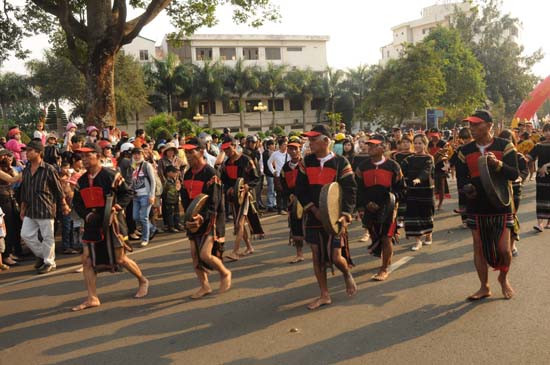 Với chủ đề “Thế giới cà phê, cà phê thế giới”, lễ hội đường phố năm nay lấy cà phê làm chủ đề chính cùng những màn diễu hành xe hoa, múa lân, voi mang biểu tượng cà-phê, cồng chiêng, hóa trang, các vũ điệu văn hóa... biểu diễn trên các đường phố với sự tham gia gần 1.000 nghệ nhân và quần chúng... Với chủ đề “Thế giới cà phê, cà phê thế giới”, lễ hội đường phố năm nay lấy cà phê làm chủ đề chính cùng những màn diễu hành xe hoa, múa lân, voi mang biểu tượng cà-phê, cồng chiêng, hóa trang, các vũ điệu văn hóa... biểu diễn trên các đường phố với sự tham gia gần 1.000 nghệ nhân và quần chúng...