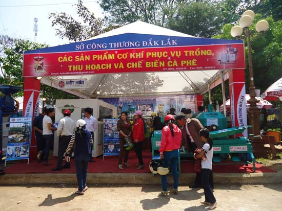 Trong khuôn khổ Lễ hội cà phê Buôn Ma Thuột lần thứ 4 được tổ chức tại tỉnh Đắk Lắk, sáng 9/3, tại khuôn viên Bảo tàng Biệt Điện – TP Buôn Ma Thuột đã diễn ra Hội chợ triển lãm chuyên ngành cà phê và sản phẩm thương hiệu Việt. Trong khuôn khổ Lễ hội cà phê Buôn Ma Thuột lần thứ 4 được tổ chức tại tỉnh Đắk Lắk, sáng 9/3, tại khuôn viên Bảo tàng Biệt Điện – TP Buôn Ma Thuột đã diễn ra Hội chợ triển lãm chuyên ngành cà phê và sản phẩm thương hiệu Việt.