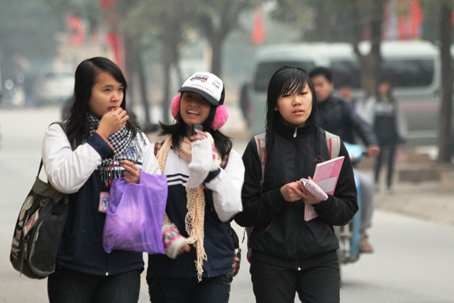 Phần lớn được hỏi, các em học sinh lớp 12 cho biết phải mang theo "lương thực" để ăn thêm có sức học thêm sau ca học chính. Ảnh Xuân Trung