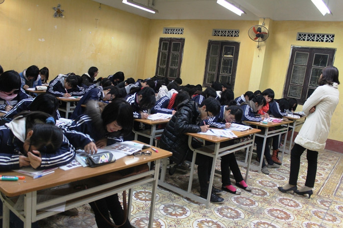 Chùm ảnh: Đổi giờ học, học sinh cấp 3 uể oải đợi đến 19h ảnh 4