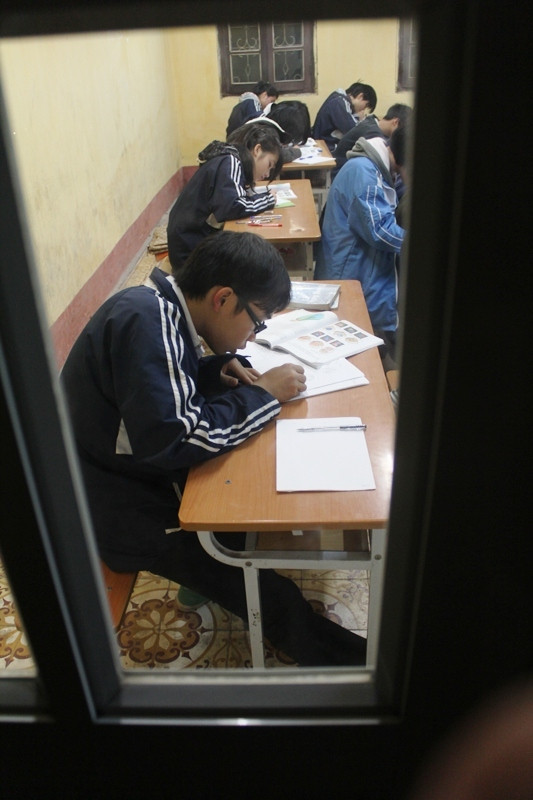 Chùm ảnh: Đổi giờ học, học sinh cấp 3 uể oải đợi đến 19h ảnh 11