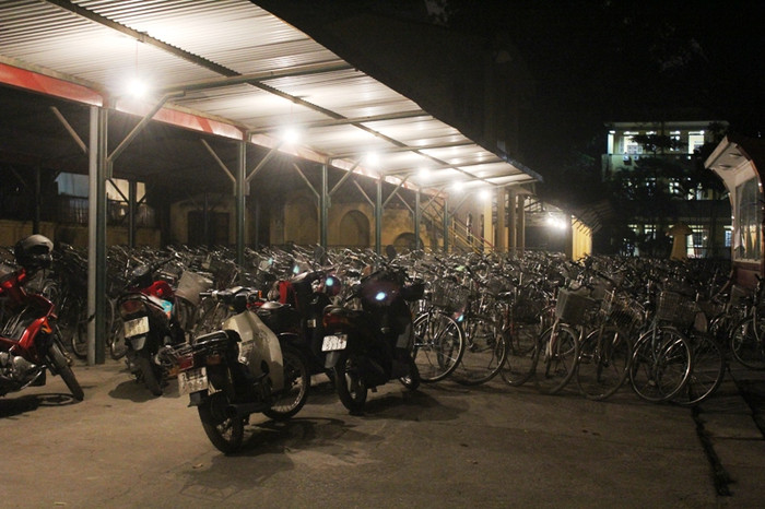 Chùm ảnh: Đổi giờ học, học sinh cấp 3 uể oải đợi đến 19h ảnh 1